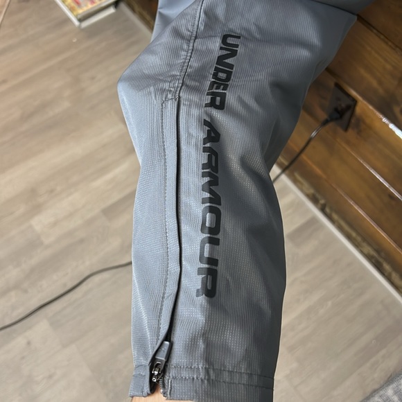 Under Armour Loose Fit Gray Windbreaker Pants- 2XL - Picture 5 of 7